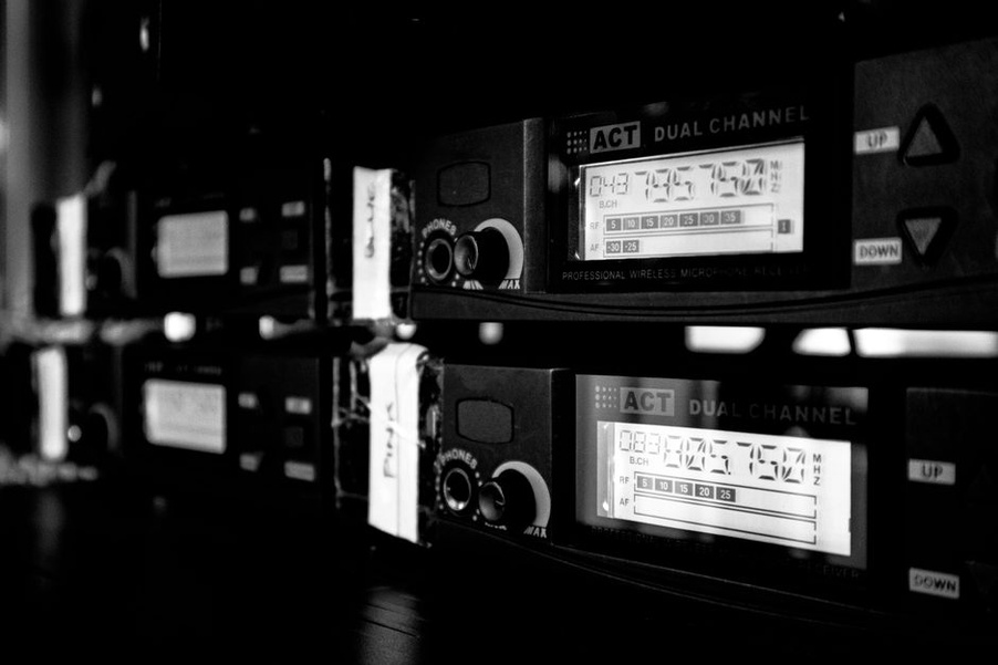 waveform display with separate left and right audio tracks
