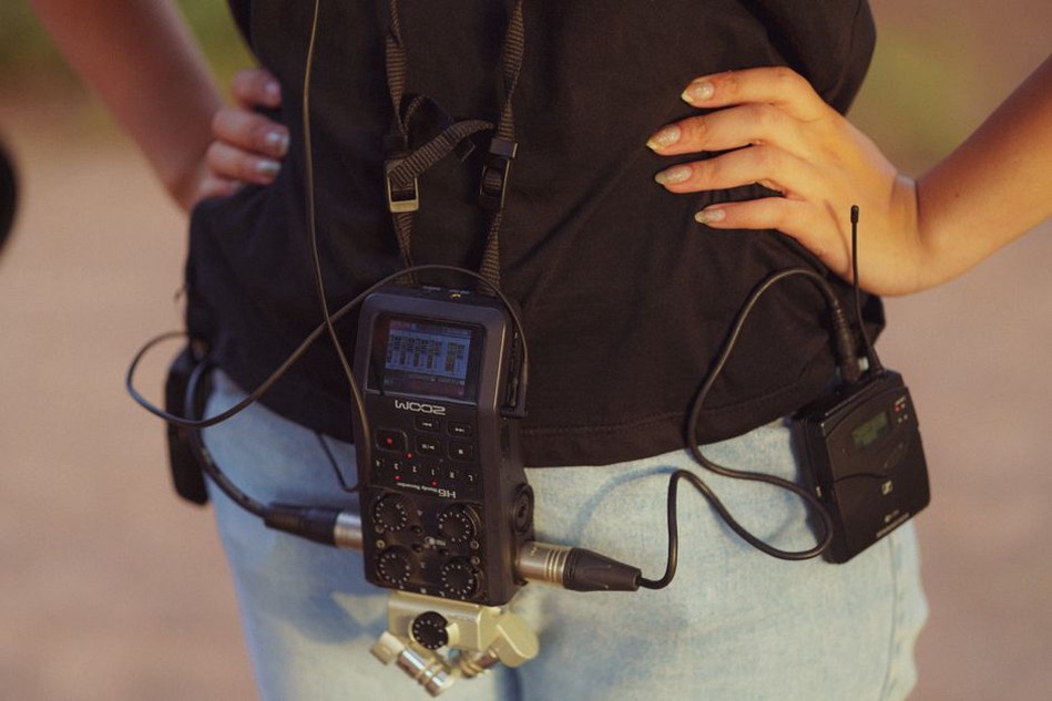 Contact microphone equipment beside weathered concrete