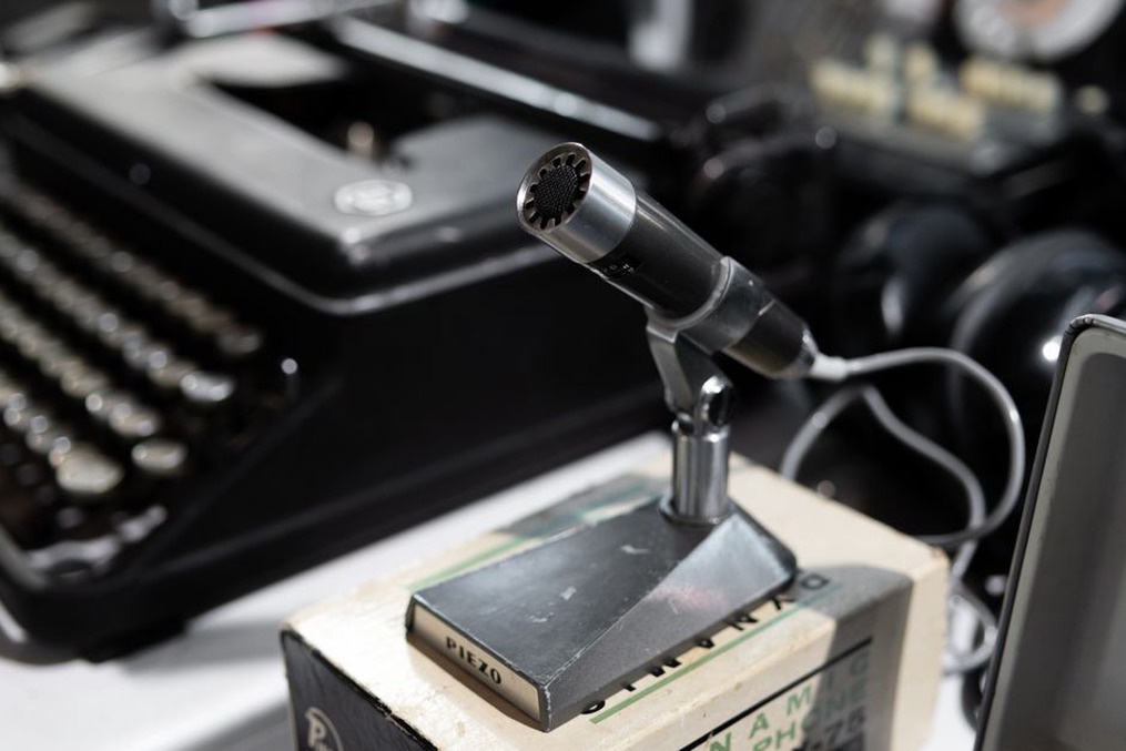 Contact microphone attached to resonant metal objects