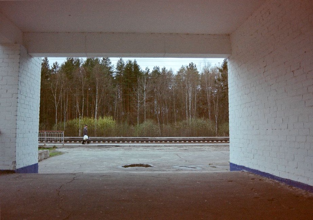 An unoccupied passage where sound can reflect