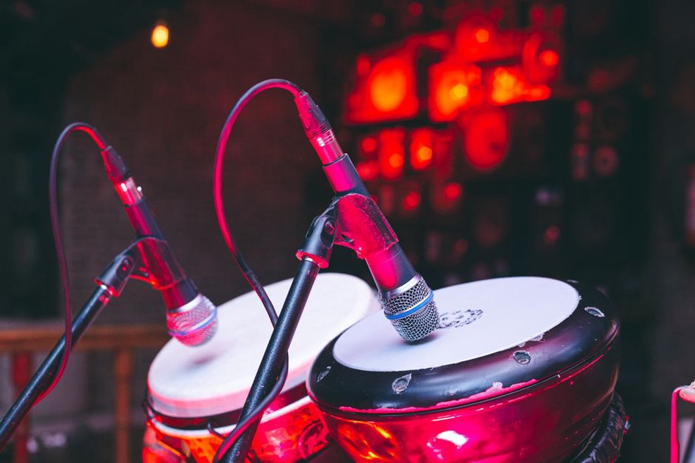 Close microphones and resonant objects arranged for performance