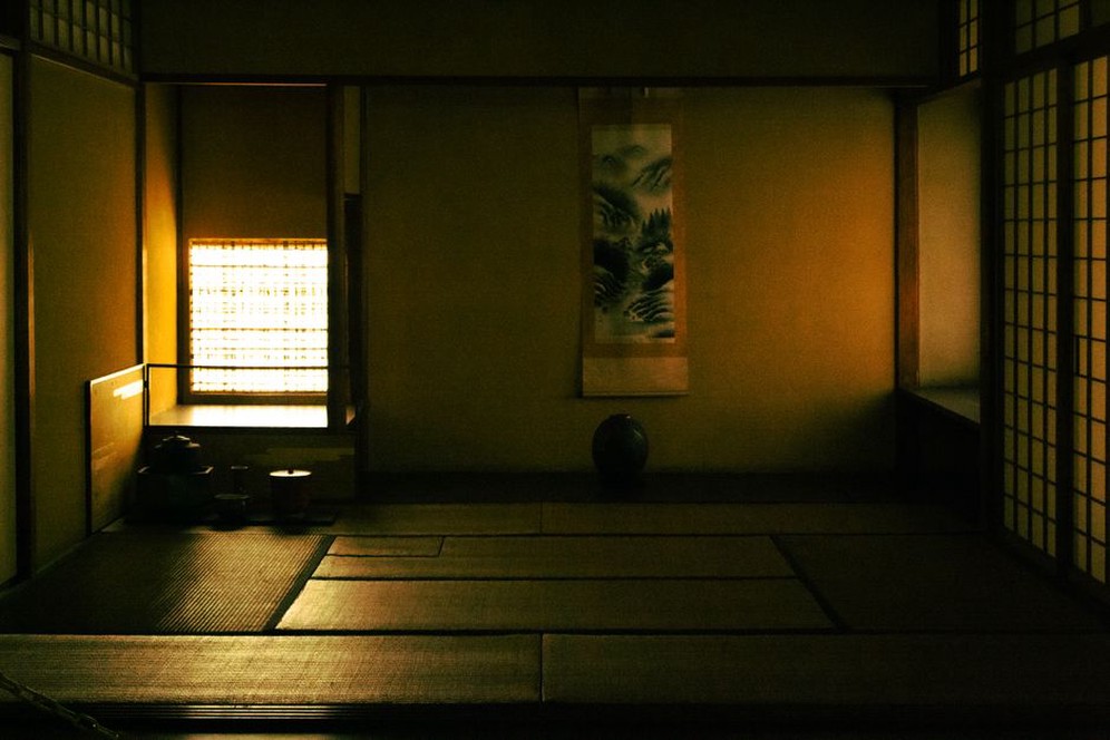 A quiet tatami room shaped by light and shadow