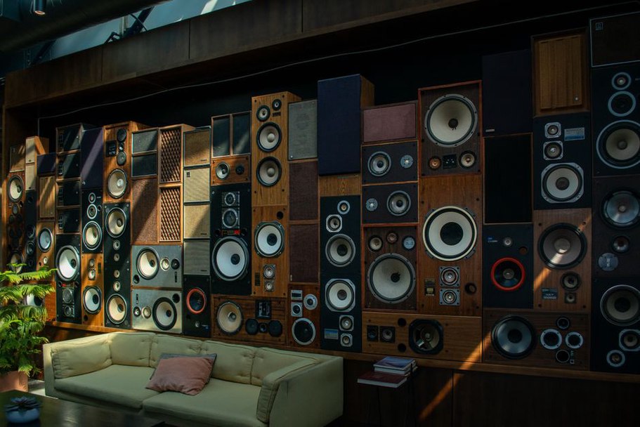 Speakers shaping an attentive gallery listening space