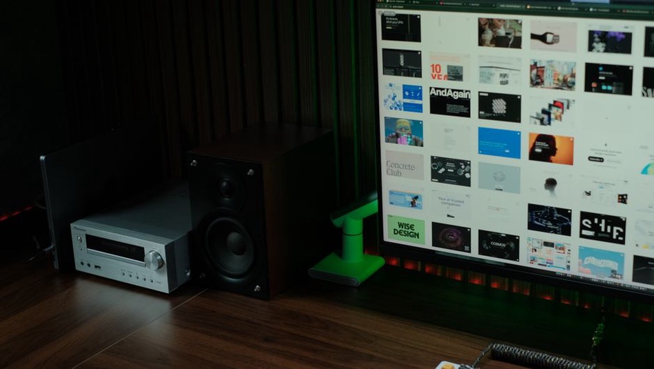 An empty room changes how sustained sound is heard