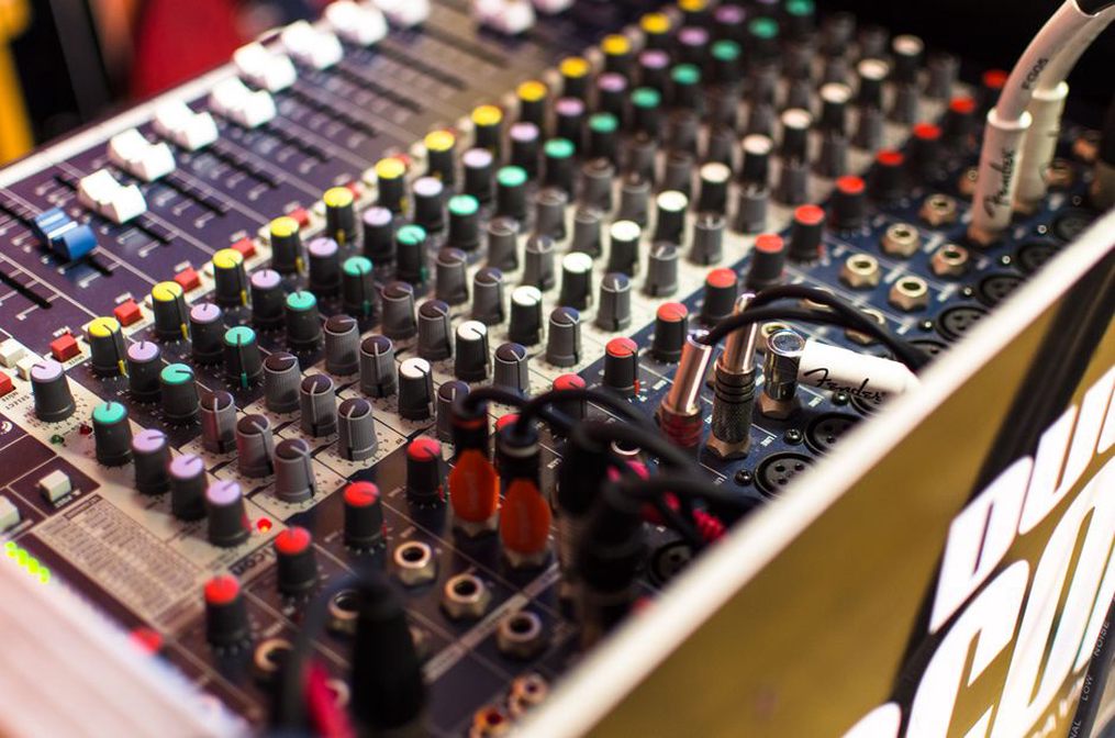 Cables and controls used to shape overlapping sounds