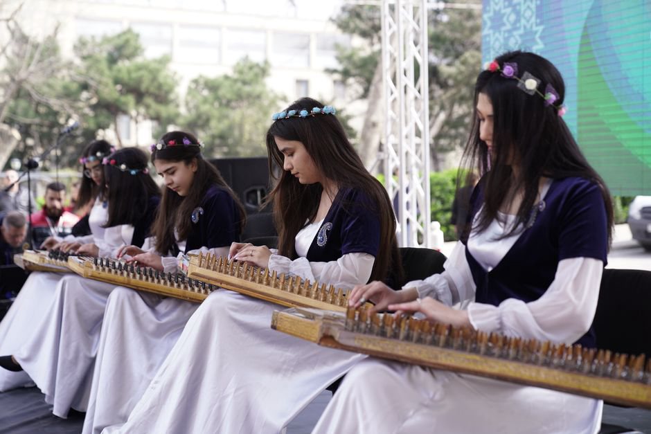Fingers beside the bridges of a koto