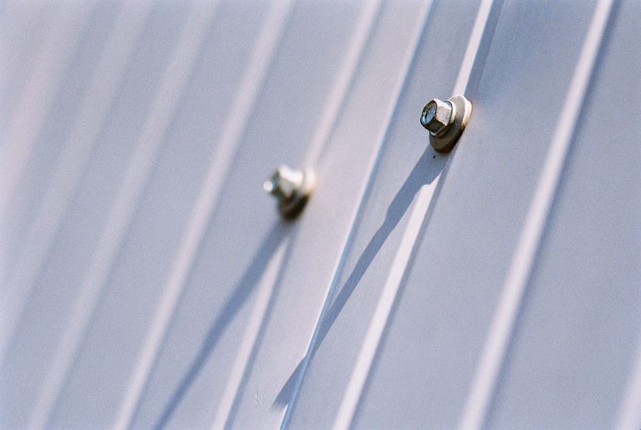 A small pickup captures vibrations from metal