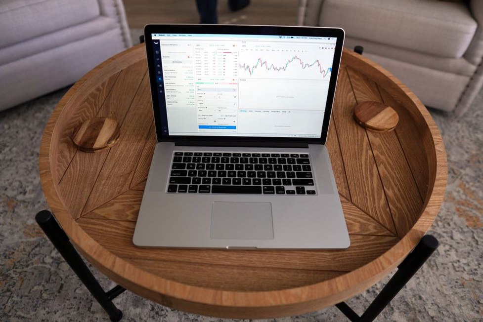 Traffic charts open beside an editor’s notes