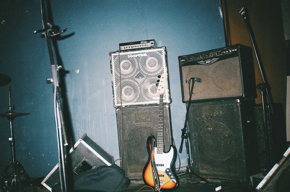 Amplifier and guitar set up for sustained feedback