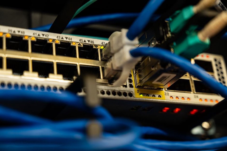 Ethernet connection for a stationary workstation
