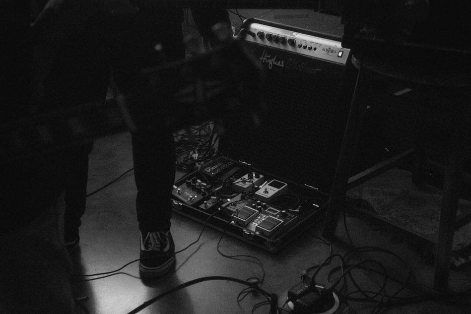 Cables and effects pedals arranged for a noise set