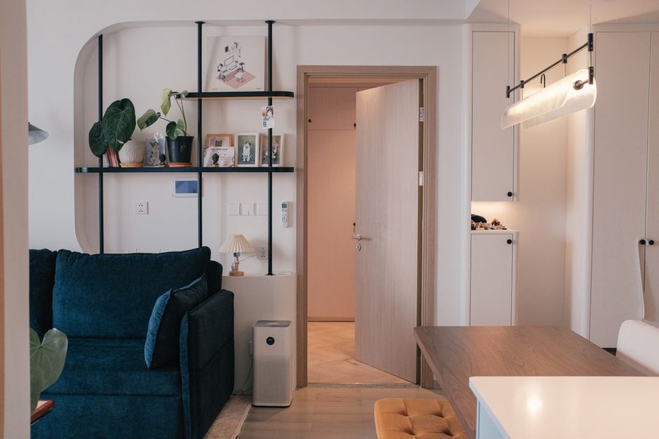 Router placed clear of furniture in a living room