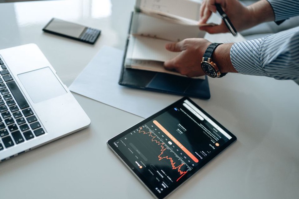 Editorial notes sit beside a simple traffic chart