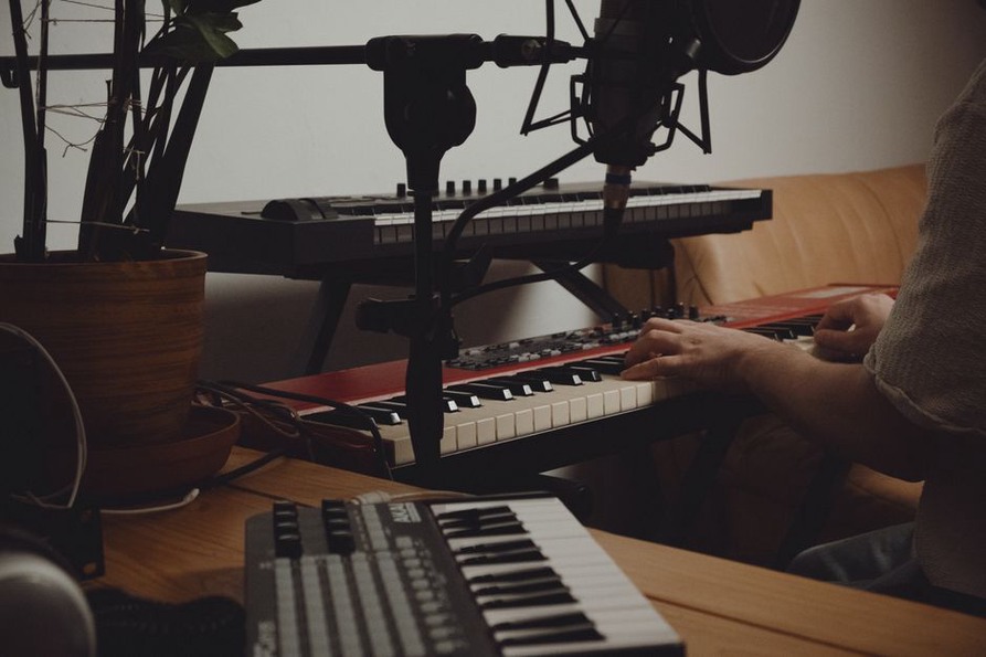 Cables and a recorder on a home desk