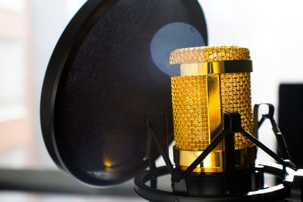 Contact microphone fixed to a resonant metal surface