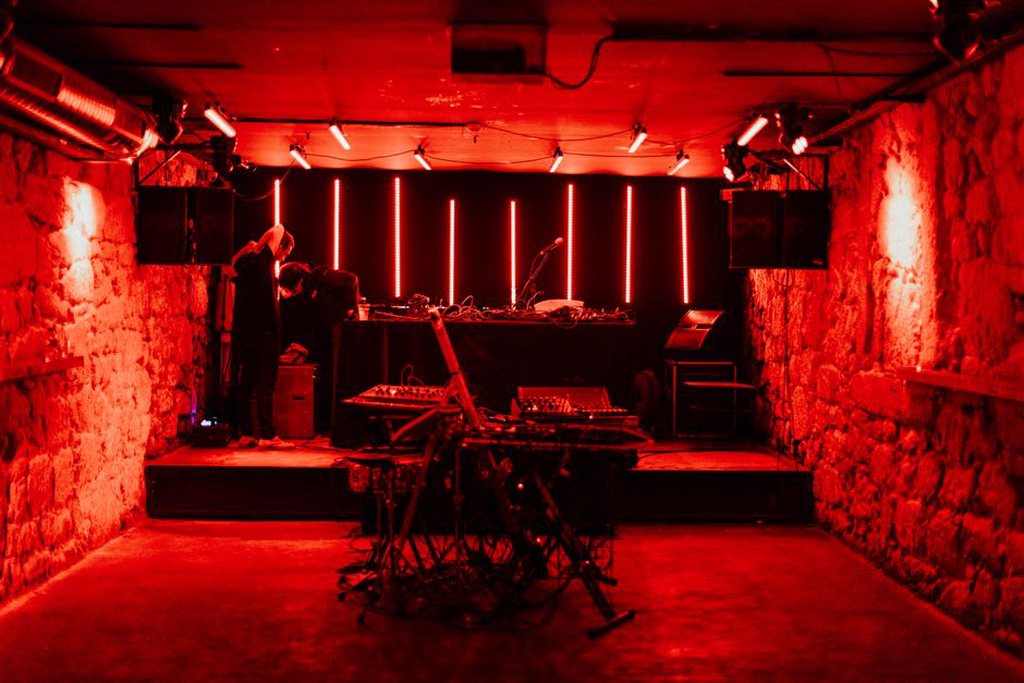 Cables and a mixer arranged for sound experimentation